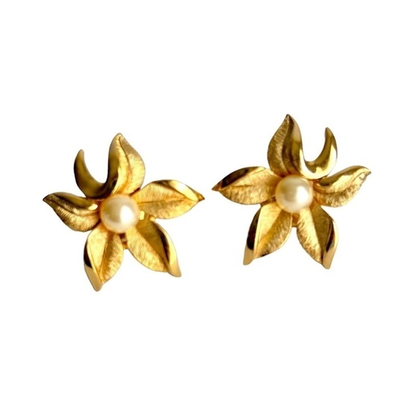 Vintage Crown Trifari Earrings Pearl Flower Daisy Poinsettia Brushed Gold Clipon - Picture 1 of 10